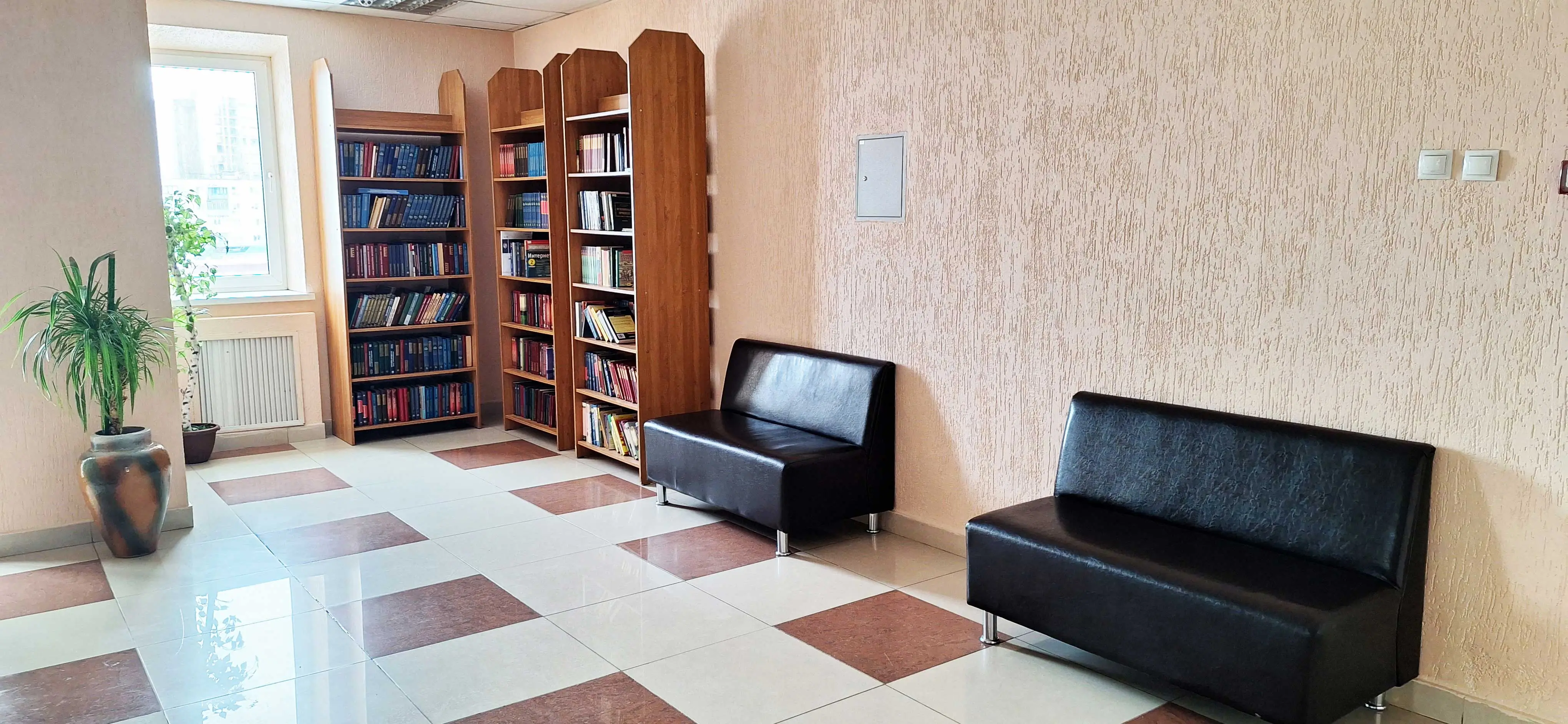 Фотография коридора с книжными стеллажми основного корпуса