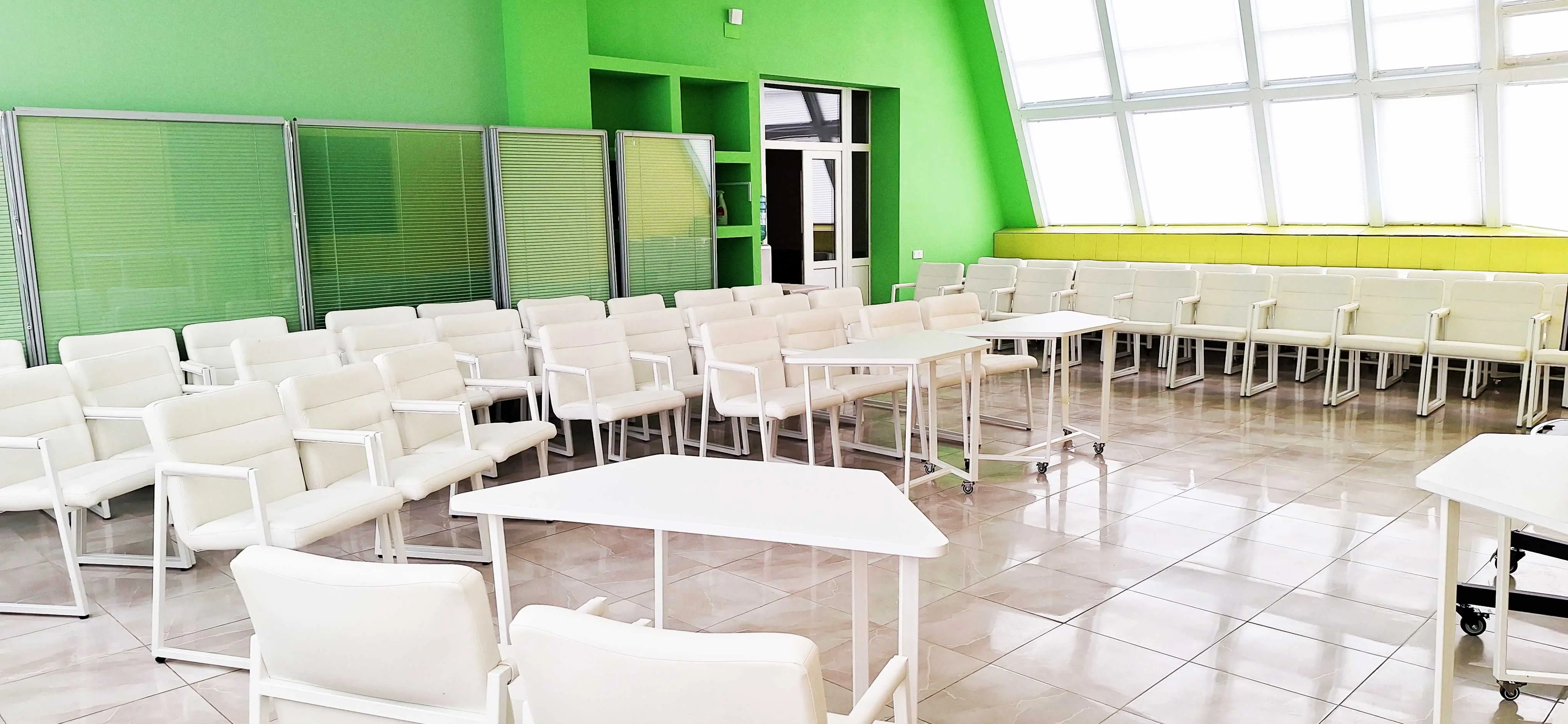 Фотография учебной аудитории в желто-зеленых тонах на 5 этаже основного корпуса