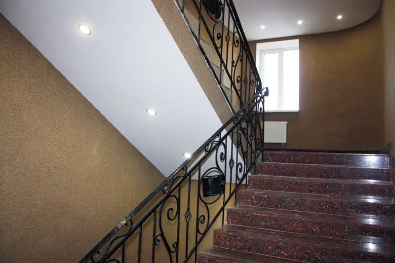 Фотография лестинцы между этажами основного корпуса